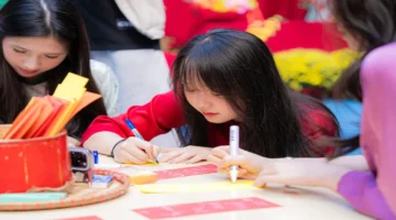 أجواء احتفالية.. مظاهر التراث الفيتنامي تزين حرم الجامعة في مهرجان الربيع الجديد